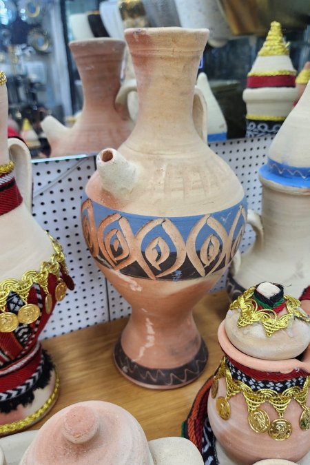 إبريق فخاري مزخرف باللونين الأزرق والبني